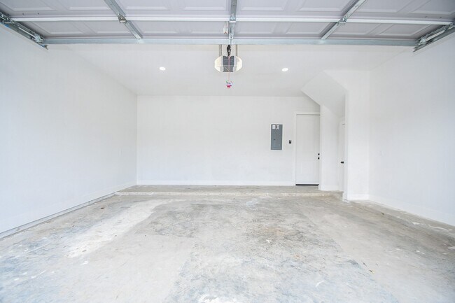 Building Photo - 5901 Crest Ct