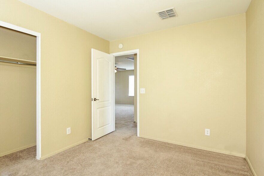 Building Photo - 1316 S Flaxseed Dr