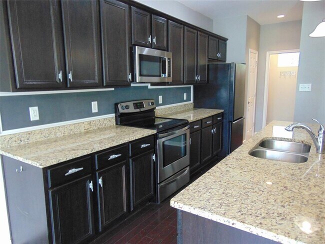 Building Photo - 3215 Kenton Ct
