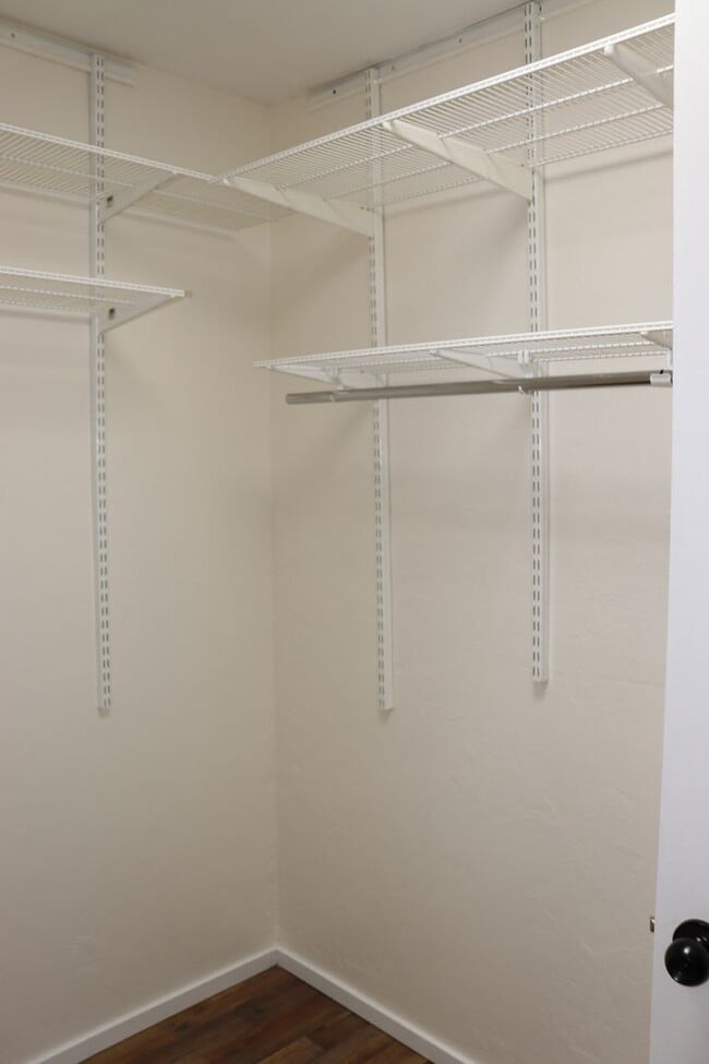 Building Photo - 5 Bedroom, 2 Bathroom