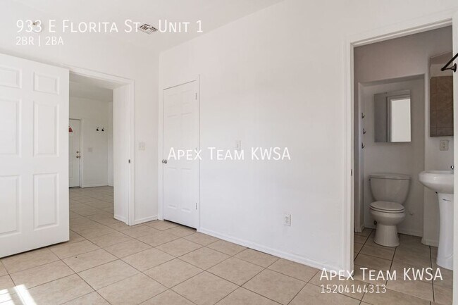 Building Photo - 933 E Florita St