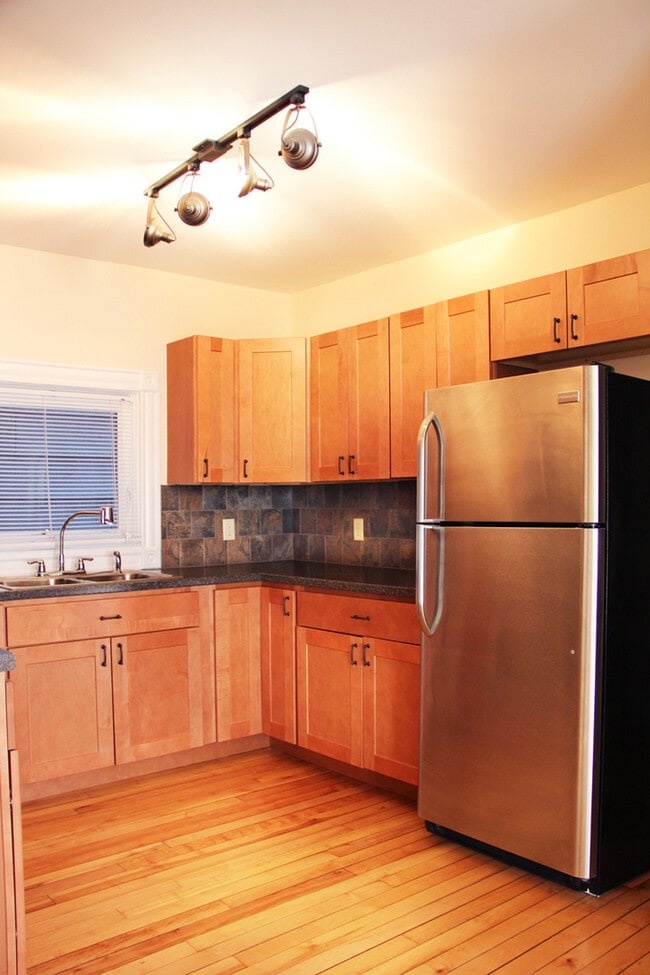 Building Photo - 206 N Winooski Ave
