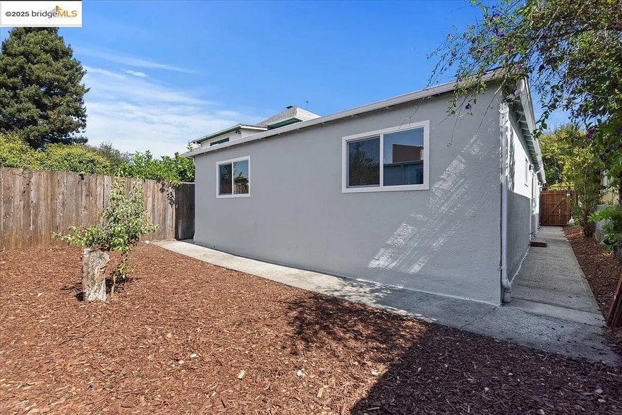 Building Photo - 2846 McGee Ave