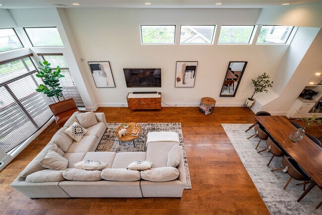 Building Photo - 3218 Crawford St