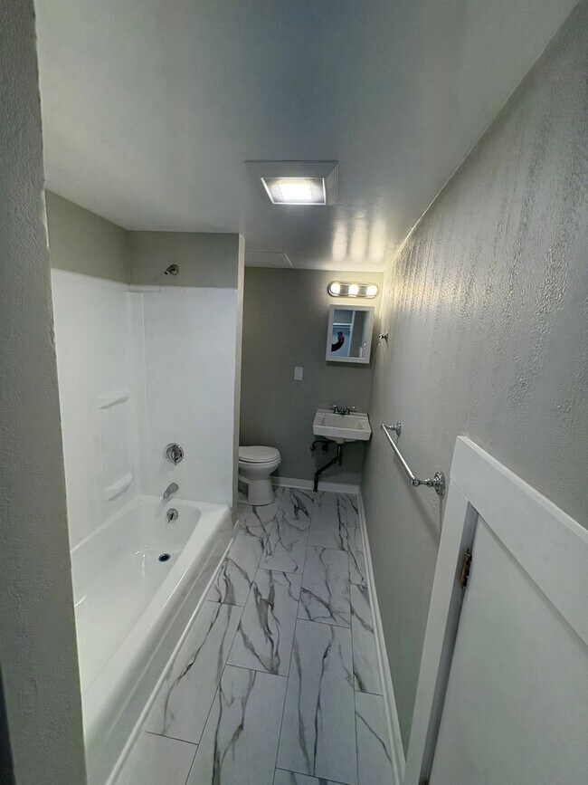 Building Photo - 68 Cabot St