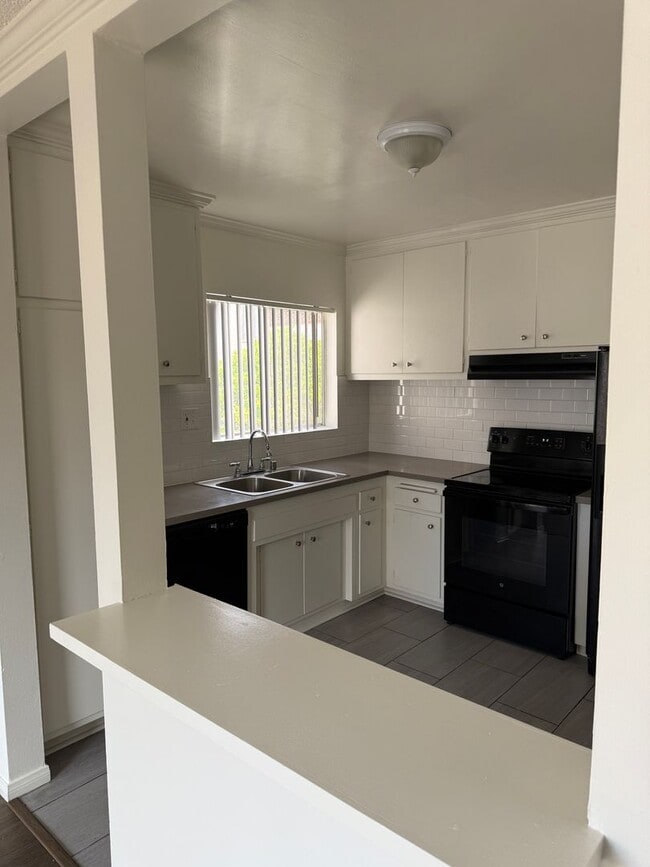 Building Photo - VALLEY VILLAGE - VERY LARGE 2 BEDROOM 2 BATH NEWLY RENOVATED APARTMENT FOR RENT
