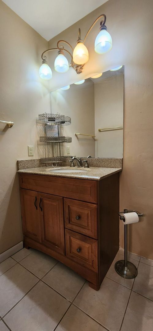 Building Photo - Charming 3-Bed, 2-Bath Home in Desirable N...