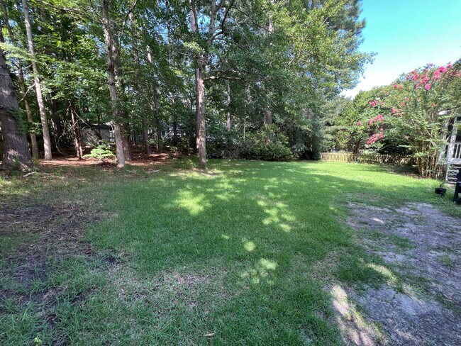 Building Photo - Charming Home in Country Club Hills – Ideal Location & Spacious Living