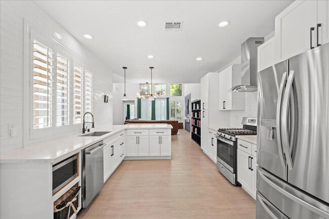 Building Photo - Modern, Elegant Fully Furnished 3 Bedroom ...