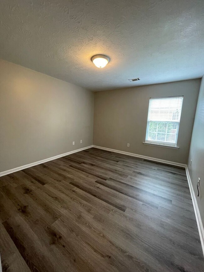 Building Photo - 2068 Lake Forest Dr