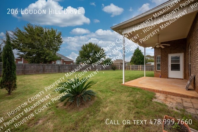 Building Photo - Single level - Split floor plan - All bric...