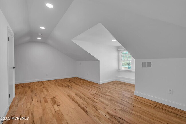 Building Photo - 132 Bay Ave