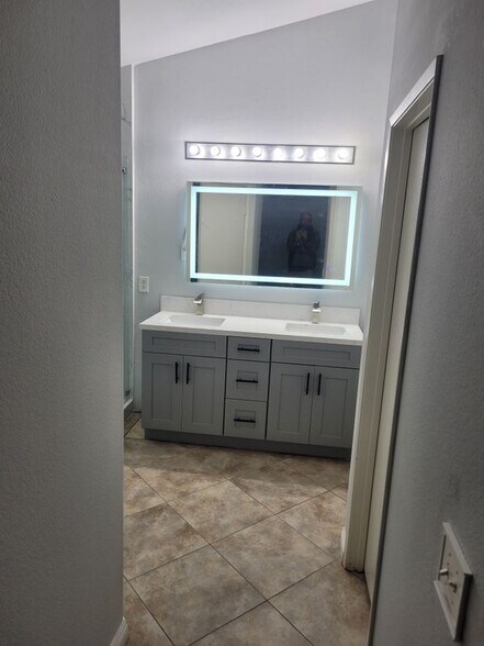 Building Photo - 18885 Oakview Way