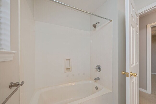 Building Photo - 107 Bay Tree Dr
