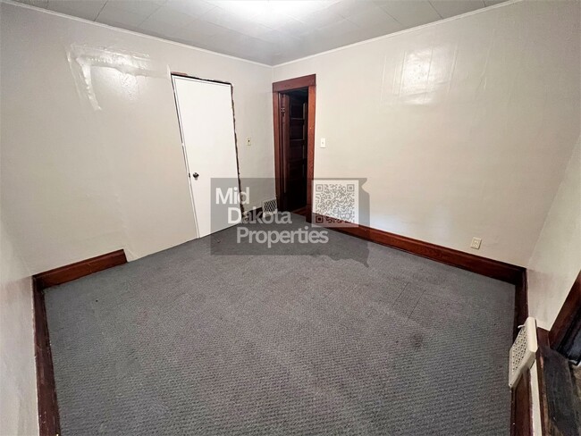 Building Photo - 908 E 3rd- 2 bed