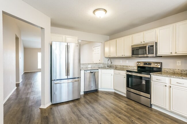 Building Photo - 900 Springfield Dr