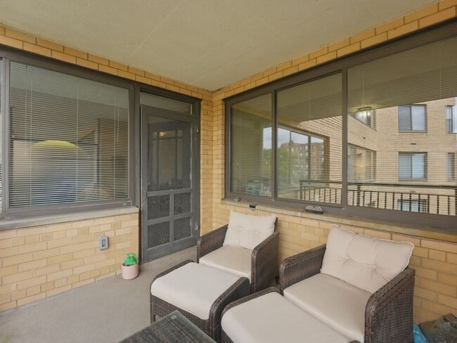 Building Photo - Oversized One-Bedroom Condo in a Prime Van Ness Location!