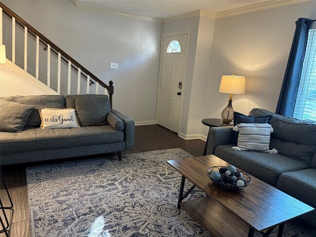 Building Photo - 732 Memorial Mews St