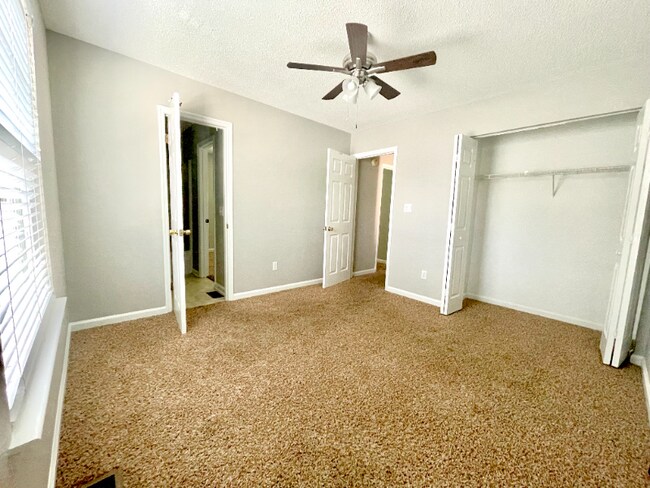 Building Photo - 2552 Golden Park Ln