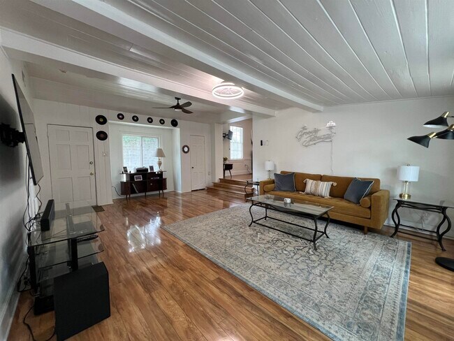 Building Photo - 817 Cypress Dr