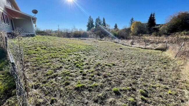 Building Photo - 725-727 Crystal Springs