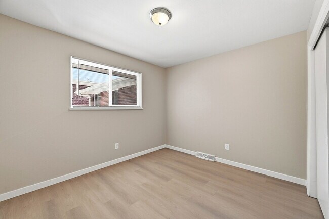 Building Photo - $2,240.95 with $300 Off the First Month's Rent, 5 Beds - 2 Bath, Triplex in Littleton with Shared...