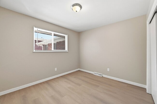 Building Photo - $2,440.95 with $300 Off the First Month's Rent, 5 Beds - 2 Bath, Multiplex in Littleton with Shar...