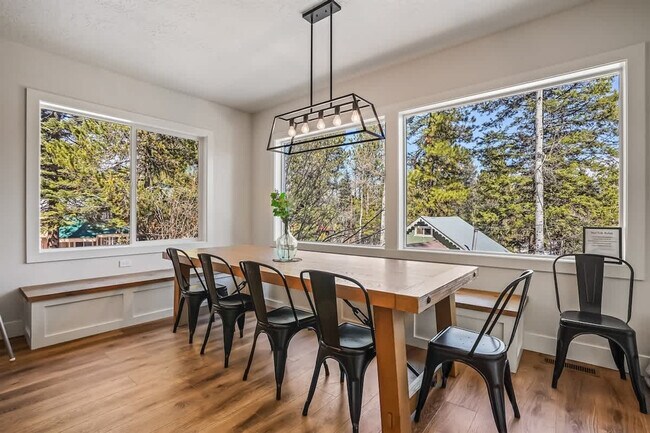 Building Photo - 1013 Yew Wood St