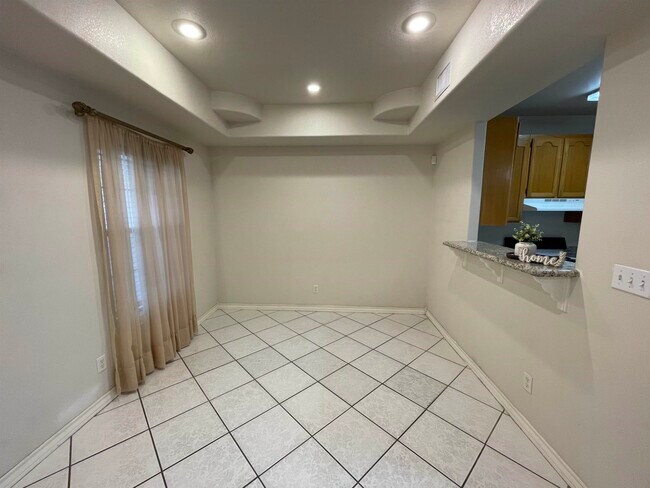 Building Photo - 1000 Ranchway Dr