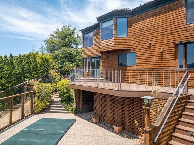 Building Photo - 4BR/2.5BA 3,274sqft! STUNNING GG VIEWS!!! Yard! Spa! 4 Car Parking! Pet! PROGRESSIVE