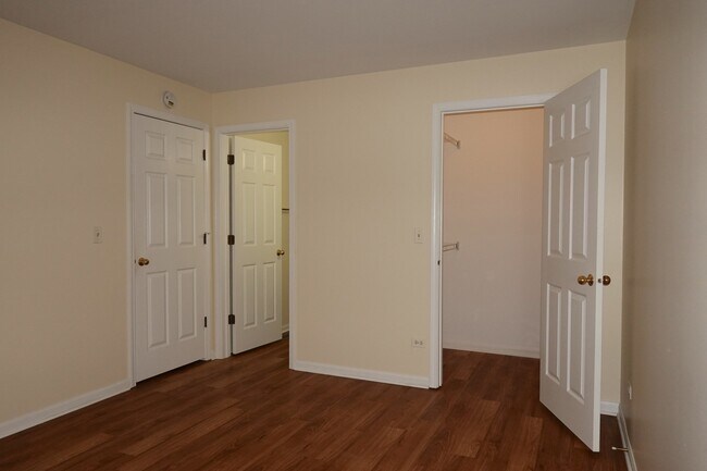 Building Photo - 210 Crestview Dr
