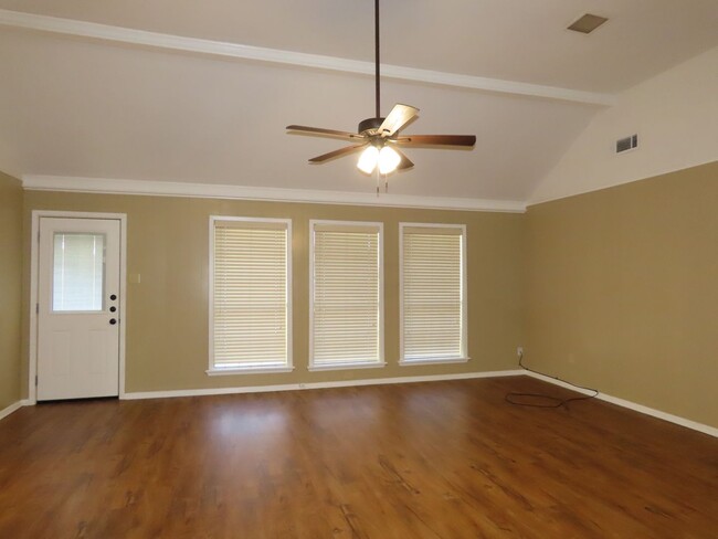 Building Photo - South Tyler - Beautiful 3 Bedroom, 2 Bath ...