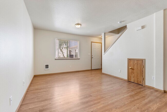 Building Photo - Spacious 2-Bedroom Townhome in SE Portland