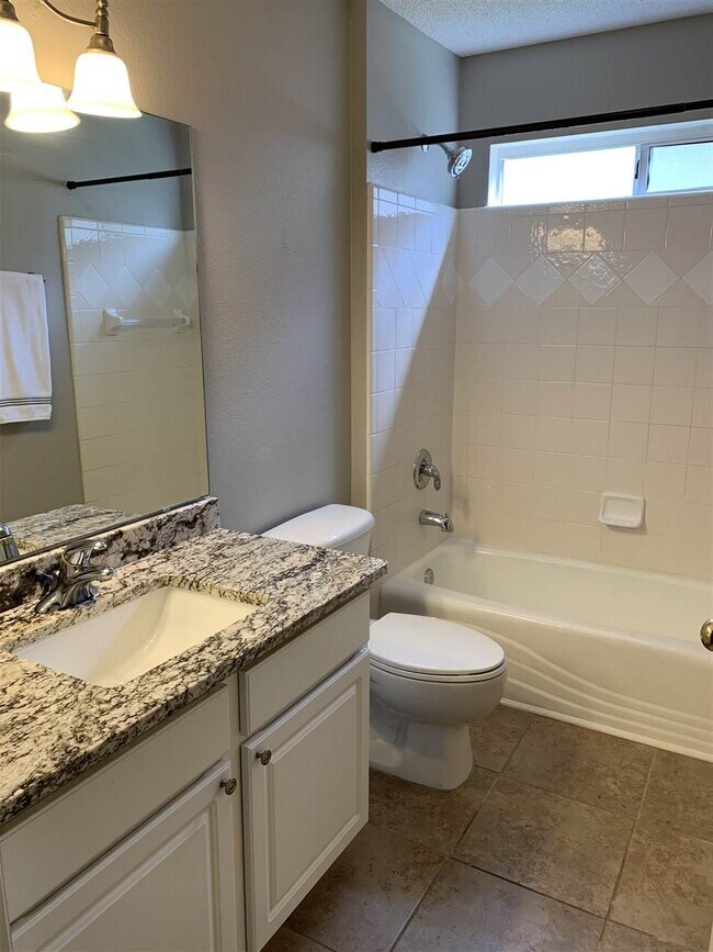 Building Photo - 2935 Glen Ives Dr