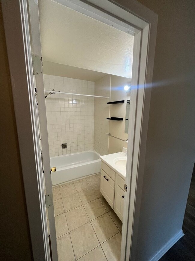 Building Photo - Spacious 1br/1ba Condo