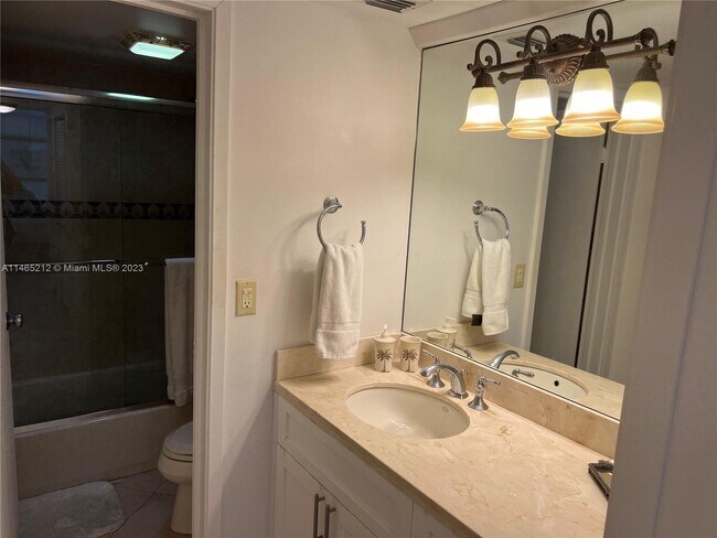Building Photo - 2625 Collins Ave