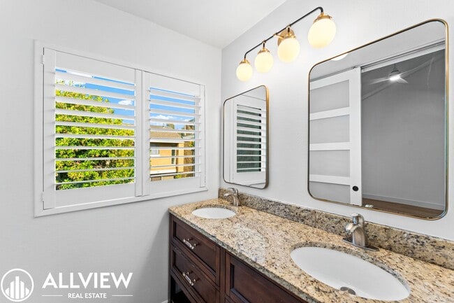 Building Photo - Gorgeous 3 Bed/2.5 Bath in Newport Beach Available Now!