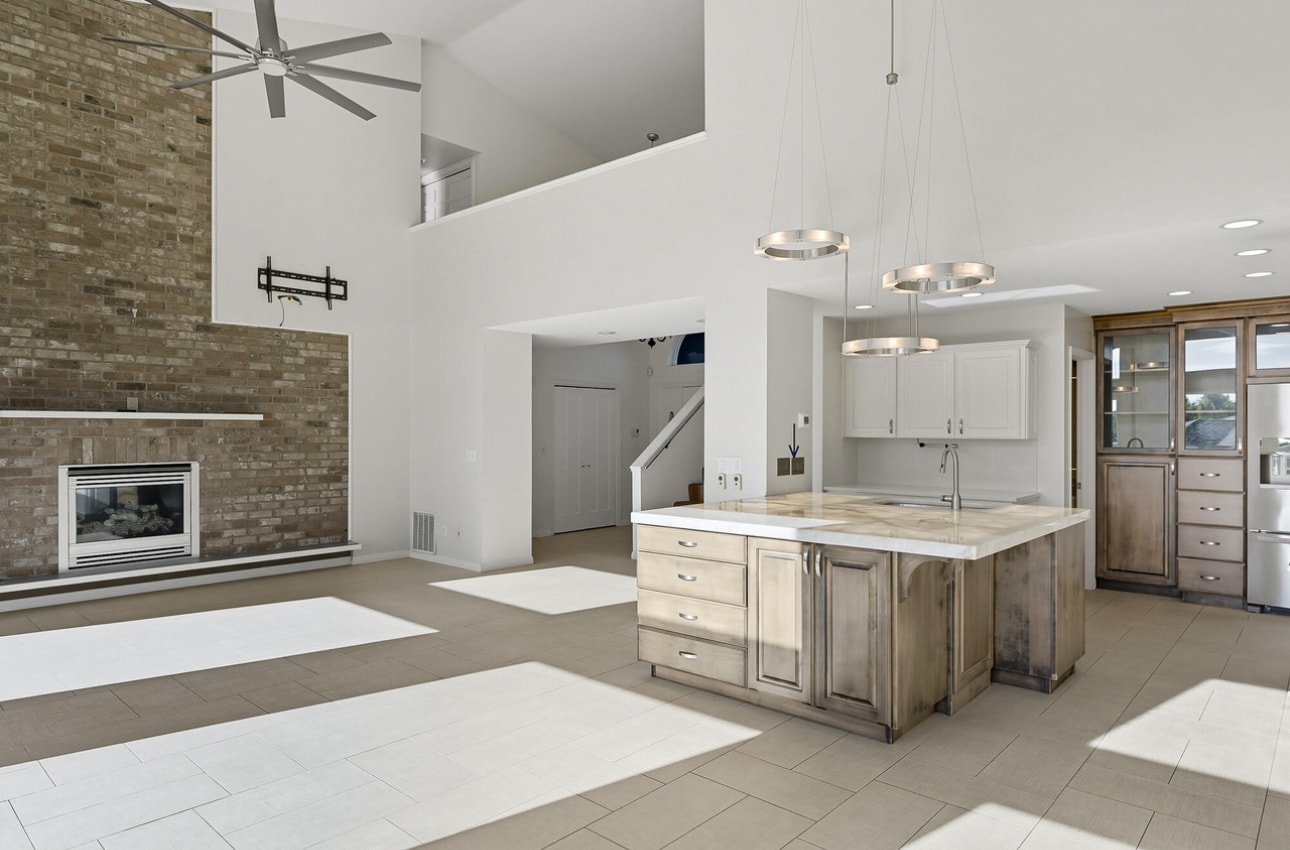 Building Photo - 298 S Staci Ct