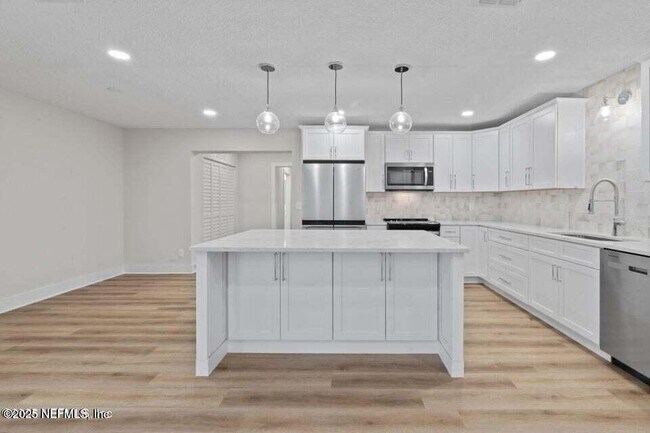 Building Photo - 10856 Hawaii Dr S
