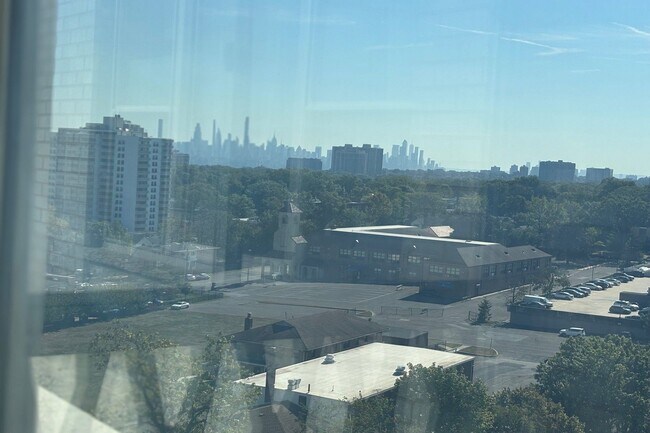 Building Photo - 2000 Linwood Ave