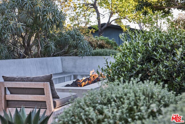 Building Photo - 6715 Fernhill Dr