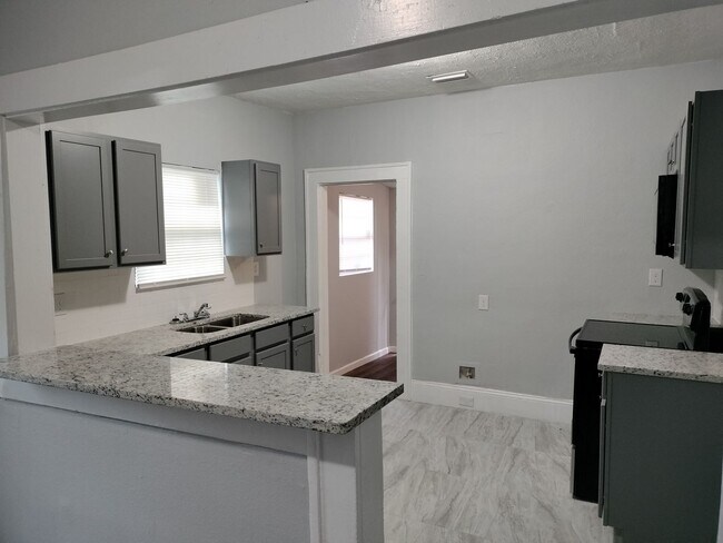 Building Photo - Discover Your Perfect 3 Bedroom 2 Bath Ren...