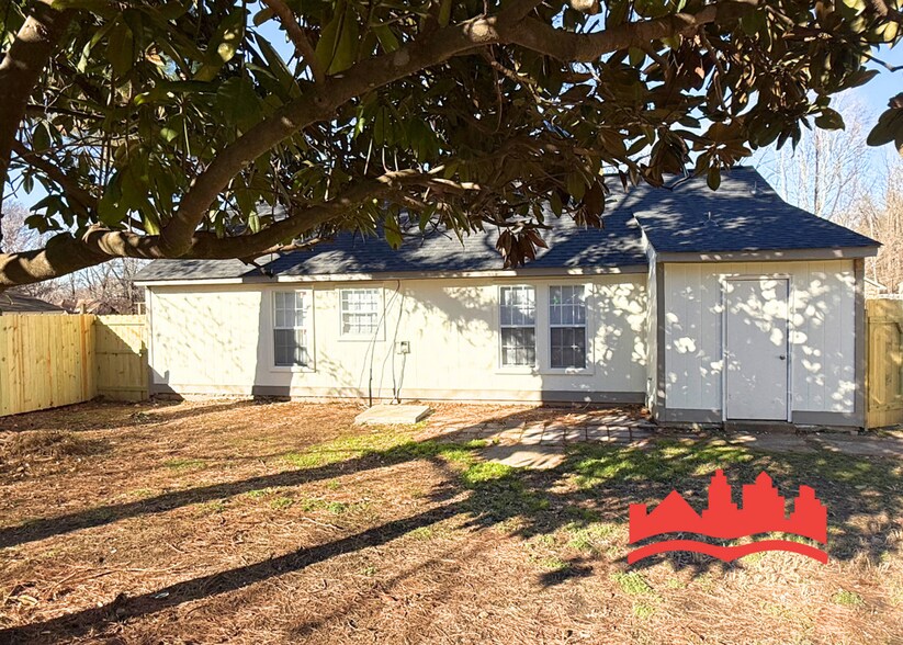 Building Photo - 3883 Drayon Cove