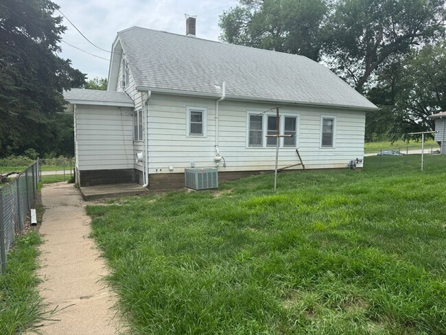 Building Photo - Spacious 4-Bedroom Rental with 2-Car Garage and Optional Shop