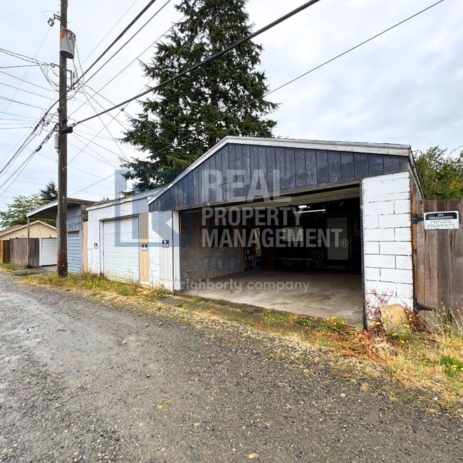 Building Photo - Sweet 3 bedroom and 2 bath + 3 car garage ...