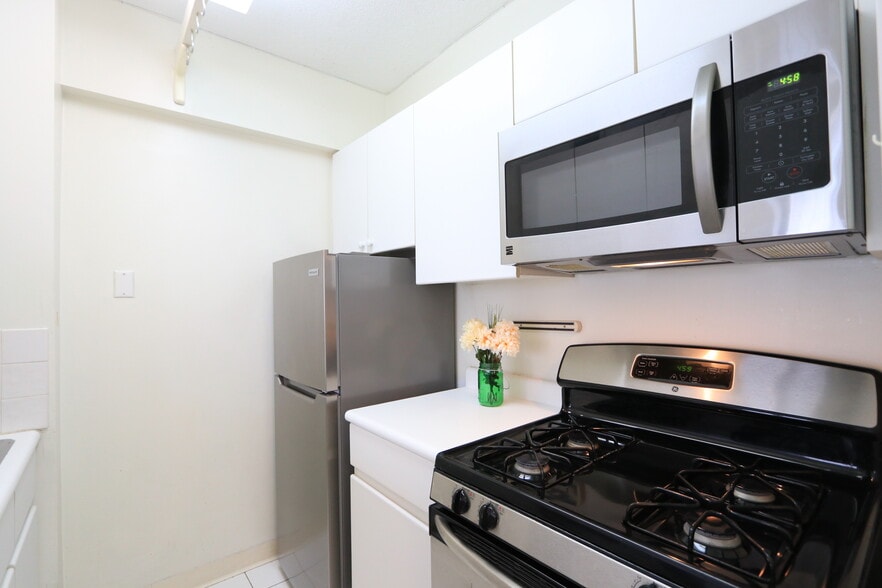 Kitchen - 250 E 40th St