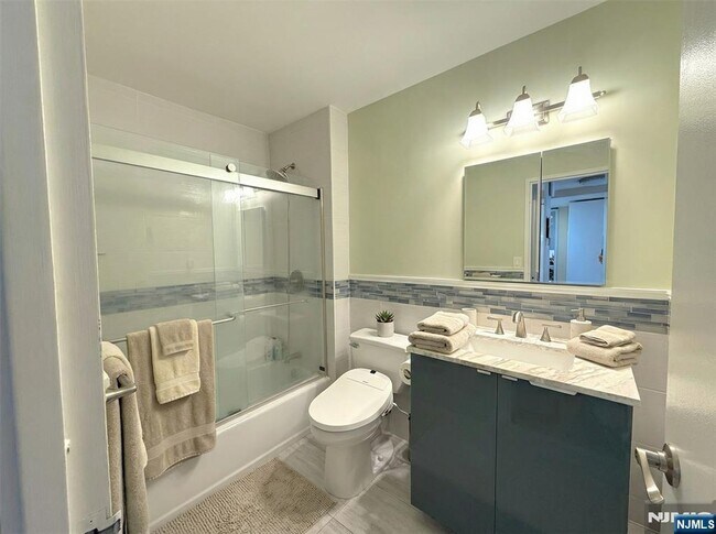 Building Photo - 770 Anderson Ave