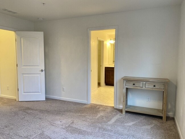 Building Photo - 1021 Livingstone Ln