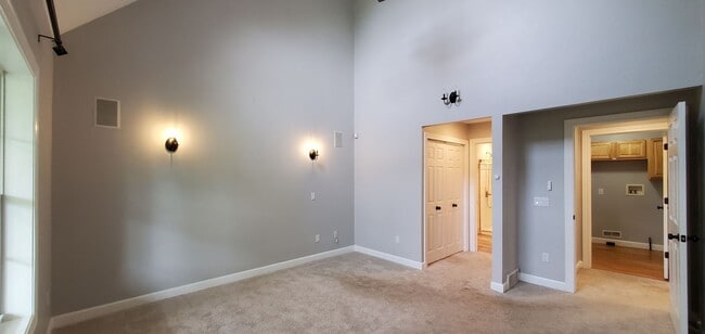 Building Photo - Spacious 5 Bedroom Executive Level Home
