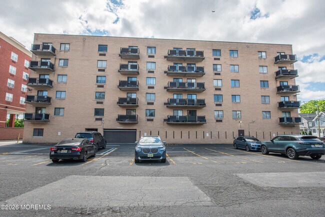 Building Photo - 5 Linden St